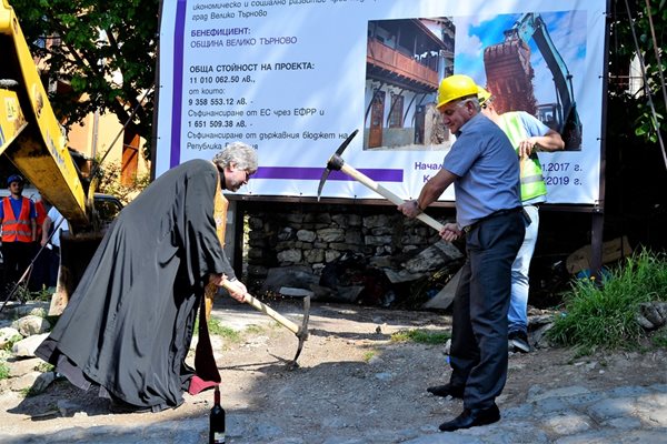 Зам.кметът проф.Георги Камарашев и отец Славчо направиха пълва копка на мащабната реконструкция
