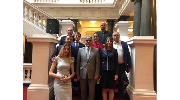 Депутатите на ВМРО се снимаха за спомен в старата сграда със сътрудниците си в парламентарната група. 

СНИМКА: ФЕЙСБУК