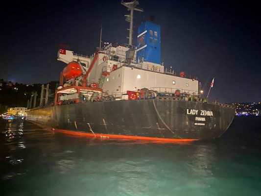 Заседналият кораб Снимки и видео: Турска брегова охрана