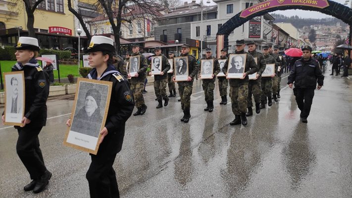 Курсанти от различни видове войски носеха портретите на благодетелите