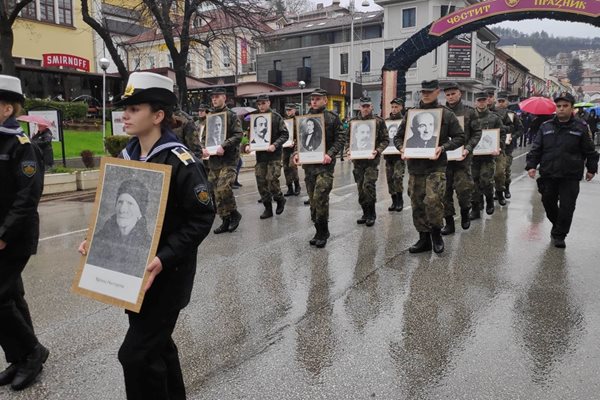 Курсанти от различни видове войски носеха портретите на благодетелите