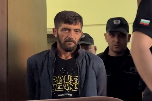  Повечето от обвинените са били арестувани на летище София. 