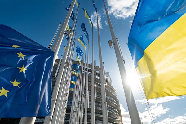 Европарламентът призовава ЕС да даде на Украйна всичко необходимо, за да победи Русия