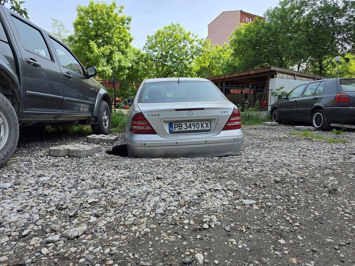 Кола потъна в земята на паркинг в Пловдив, паяк се притече да я вади (Снимки)