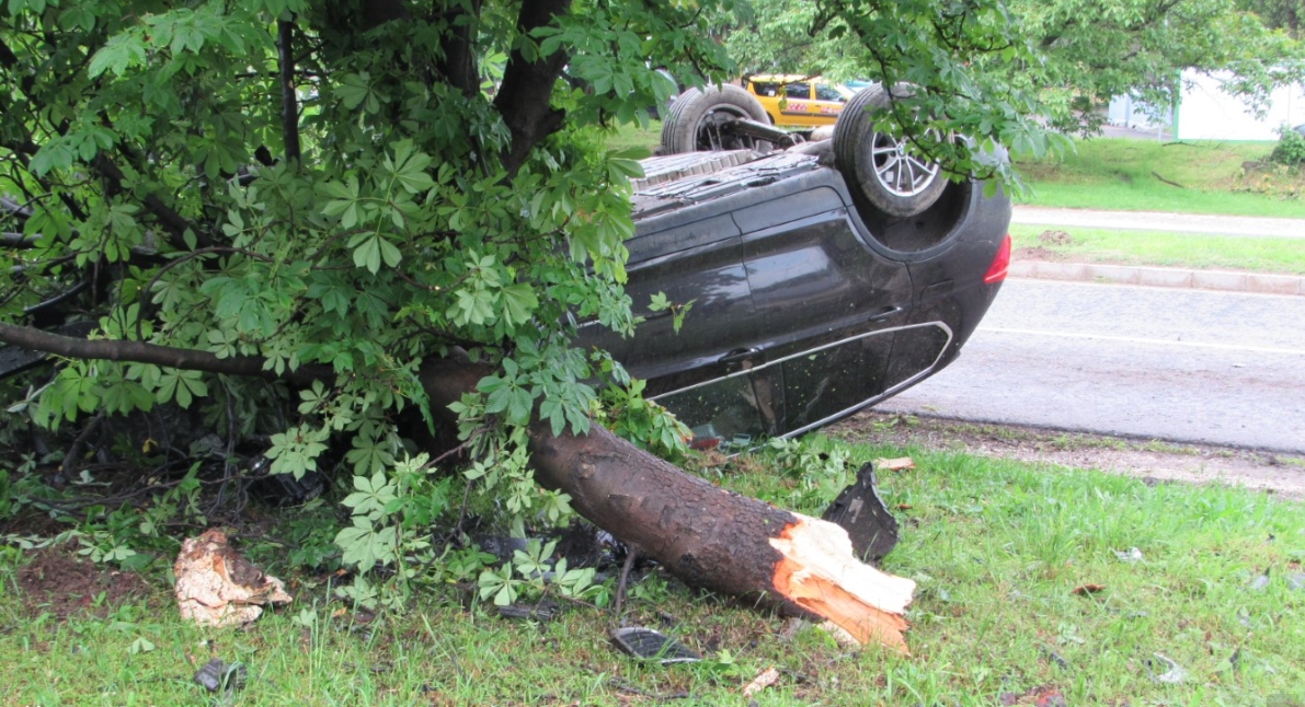 Кола се обърна по таван след удар в пътен знак и дърво в Русе, 20-годишна румънка е в болница (Видео, снимки)