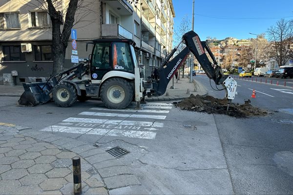 ВиК авария ограничава движението по централен пловдивски булевард (Снимки)