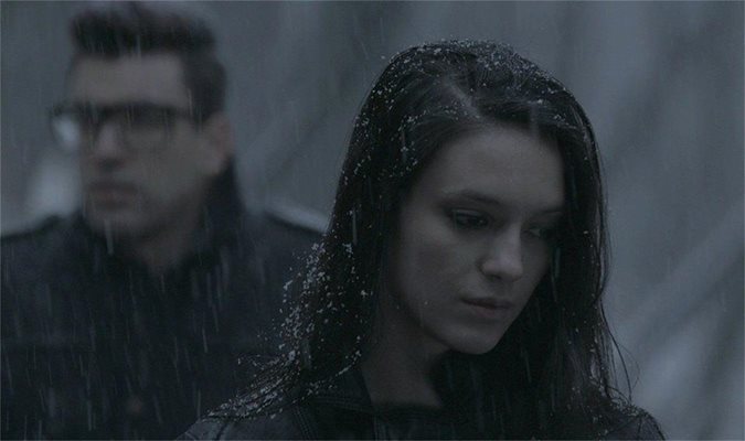 Луиза Григорова в кадър от клипа към песента “Аз съм сам”.

СНИМКИ: ЛИЧЕН АРХИВ