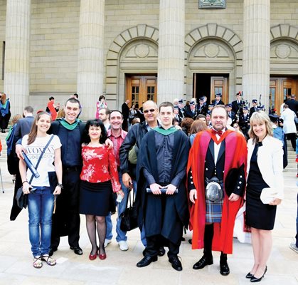 С български студенти от Дънди след церемония на връчване на дипломите. Проф. Желев е с шотландски килт със семеен тартан (плат), който представлява българското и шотландското знаме, наложени едно върху друго.