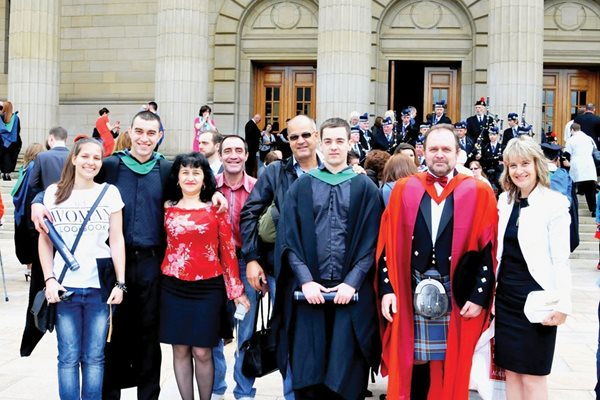 С български студенти от Дънди след церемония на връчване на дипломите. Проф. Желев е с шотландски килт със семеен тартан (плат), който представлява българското и шотландското знаме, наложени едно върху друго.