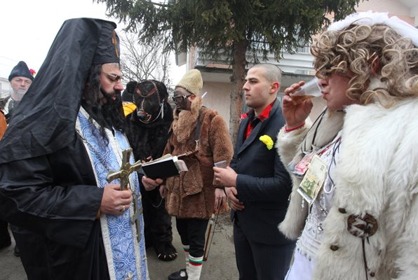 Свещеник венчава съпружеска двойка при поредния стопанин в Дивотино