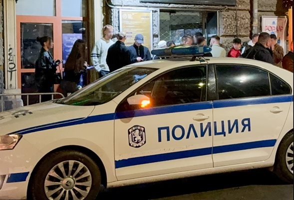 Полиция пред заведение 
Снимка: МВР