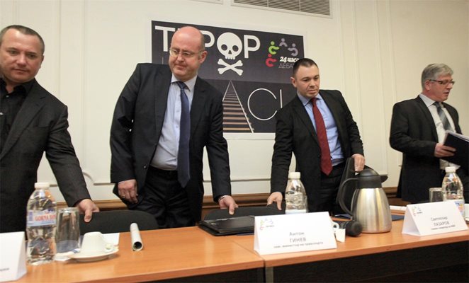 Зам. транспортният министър Антон Гинев (в средата), главният секретар на МВР Светослав Лазаров (вдясно) и Борислав Малинов от БАР (вляво) на дискусията в “24 часа”