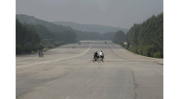 ШИРОКО:  Магистралите на изхода от Пхенян не са натоварени с трафик.