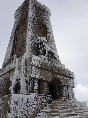 Рядко се случва, но от днес до 1 януари догодина Паметникът на свободата на връх Шипка ще бъде затворен заради лошите атмосферни условия там.