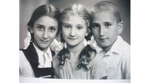 Децата на Димитрина Ковачева през 1936 година - такива ги знаела слугинята на генерала Марийка. Отляво надясно са Ана, Оля и Стилиян. 
Снимка: Личен архив