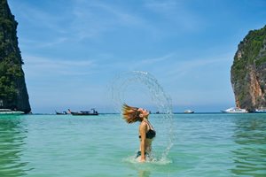 Лайка, маточина и равнец предпазват косата от морската вода