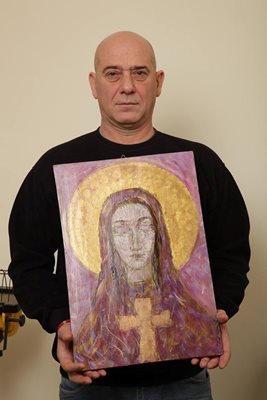 Художникът Пламен Капитански със своя икона на Преподобна Стойна