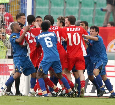 Горещи страсти и три червени картона съпътстваха финала "Левски" - ЦСКА през 2005 г., завършил с масово сбиване на терена. СНИМКИ: ВЛАДИМИР СТОЯНОВ