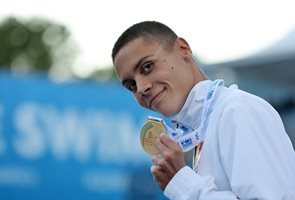 Давид Поповичи позира със златния си медал на 100 метра свободен стил от световното. Снимки: Ройтерс