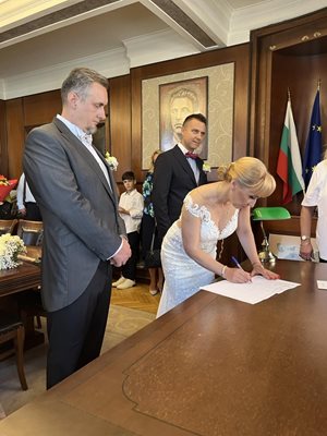 Омбудсманът Диана Ковачева подписва.