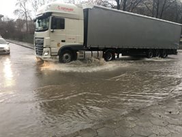 Улиците на Кърджали останаха под вода, защото отводнителните шахти не можеха да поемат огромното количество вода от проливния дъжд. СНИМКА: НЕНКО СТАНЕВ