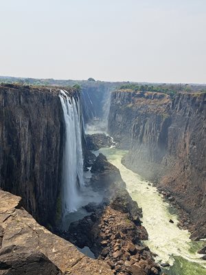 Тронът, място за снимки от страна на Замбия, наблизо се намира и Дяволският басейн.
