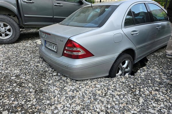 Цялата задна част на мерцедеса се озова във внезапно зейнал трап на паркинг в Пловдив.