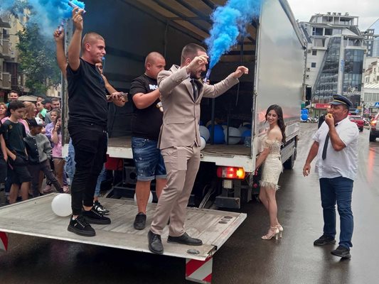 Костадин Кифирски и приятелите му излязоха от товарната част на камиона с димки.