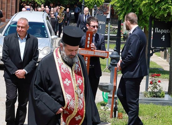 Близки,приятели и роднини изпратиха Борислав Зюмбюлев с духова музика