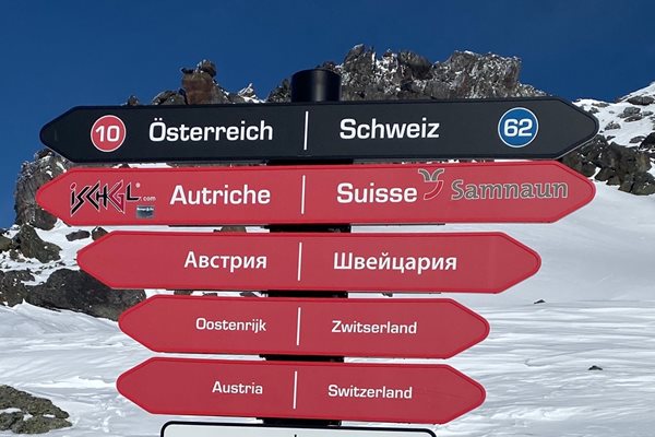 Надписи на няколко езика, включително и български посочват на планинския връх над курорта посоките към Ишгъл (Австрия) и Замнаун (Швейцария). Разстоянието между двата курорта е само 72 км.