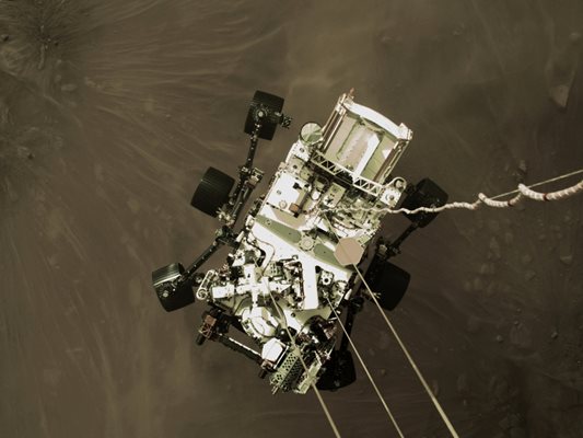 Марсоходът на НАСА при кацането.