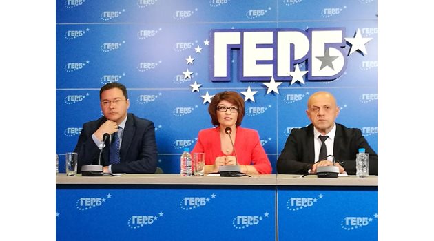 Председателката на парламентарната група на ГЕРБ-СДС Десислава Атанасова заедно с предложеният за премиер Даниел Митов (в ляво) и Томислав Дончев