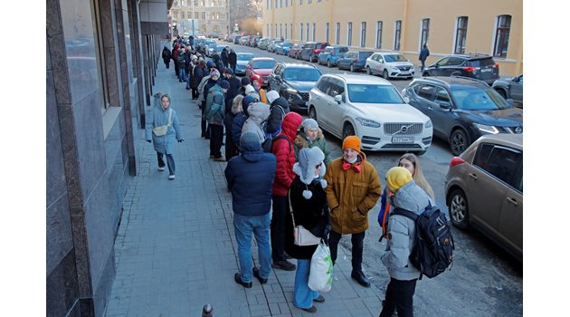 Руснаците се редят на опашки пред банковите клонове и банкоматите. 
СНИМКИ: РОЙТЕРС