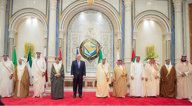 Президентът на САЩ Доналд Тръмп на обща снимка с всички крале и емири от Залива