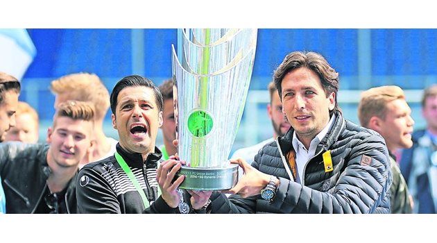 Наставникът на “зебрите” и спортният директор Иво Гърлич триумфират с трофея за шампион на III лига в Германия.