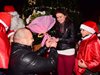 Дядо Коледа донесе годежен пръстен на площада в Петрич, влюбени си казаха "да"