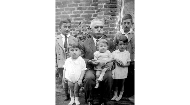 Генерал Стилиян Ковачев с внуците си - на тази снимка са трима Стилияновци. На първия ред са децата на Димитрина Стилиян, Оля /в скута на дядо си/ и Ана /отляво надясно/. На втория ред са синовете на Фанка Димитър /вляво/ и Стилиян. 
Снимка: Ваньо Стоилов
