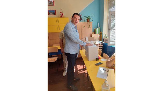Калоян Паргов упражни правото си на глас на предсрочните парламентарни избори. Снимка БСП-София