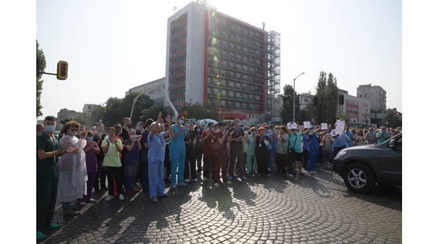 Протесът  на медиците от “Пирогов” в подкрепа на проф. Асен Балтов блокира дори главния булевард пред  болницата. СНИМКА: ЙОРДАН СИМЕОНОВ 