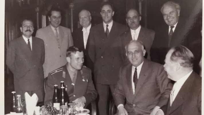 Тодор Живков заедно с Райко Дамянов (горе вдясно), Пенчо Кубадински и други висши сановници на посрещането на Юрий Гагарин у нас.
СНИМКА: ЛИЧЕН АРХИВ