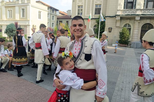 Танцьори от ансамбъл "Дилянка" се гушка в по-големия батко.