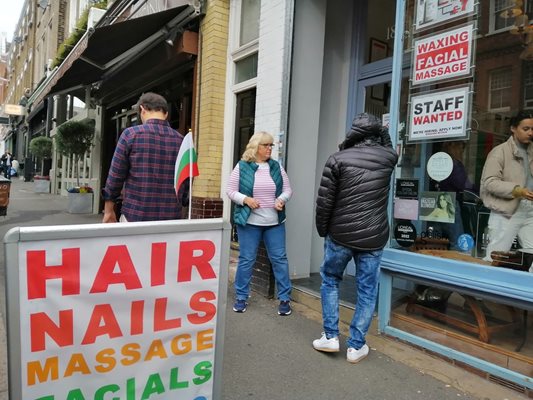 Българи гласуват във фризьорски салон в британската столица.