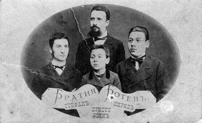 Снимка на Христо Ботев (отгоре в средата) и братята му (от ляво надясно) Стефан, Боян, Кирил през 1876 г.