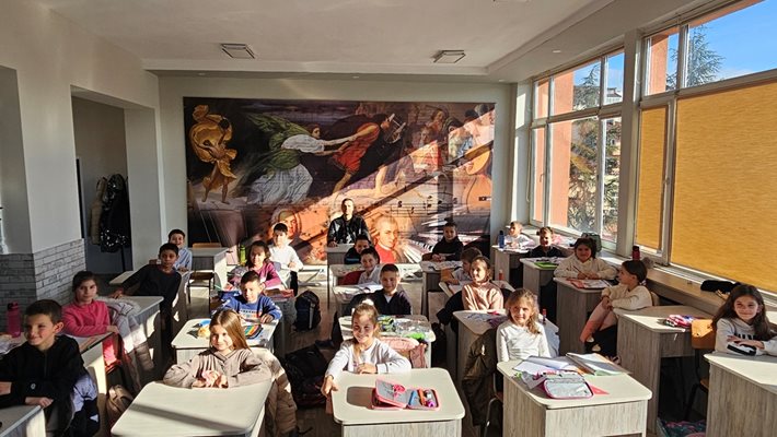 Бербатов седна и на чин в родното си училище, докато посещаваше стаи, за да зарадва учащите малчугани.