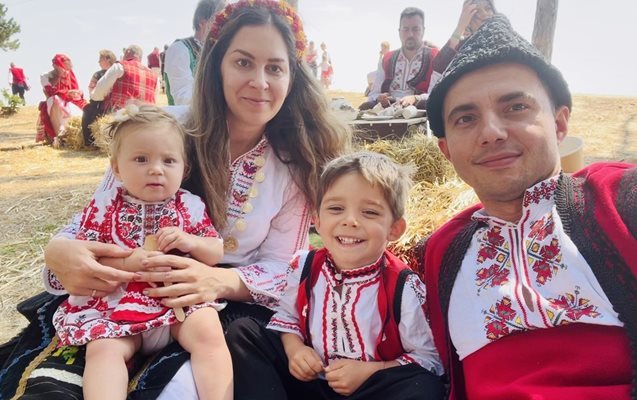 Искрен Арабаджиев с Теодора и двете им деца в народни носии на събор

СНИМКИ: ЛИЧЕН АРХИВ