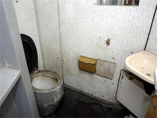 Така изглеждаше тоалетната в международния влак на БДЖ от Истанбул. 
СНИМКИ: НИКОЛАЙ ЛИТОВ