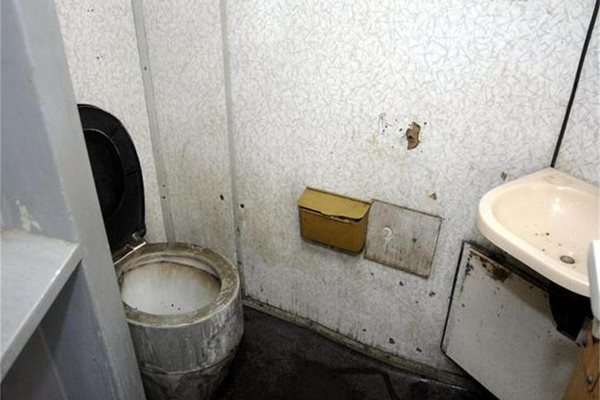Така изглеждаше тоалетната в международния влак на БДЖ от Истанбул. 
СНИМКИ: НИКОЛАЙ ЛИТОВ
