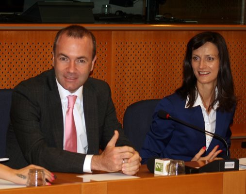 Председателят на групата на ЕНП в ЕП Манфред Вебер и заместничката му Мария Габриел.