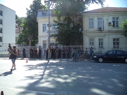 Асеновградският районен съд, където се гледат мерките на 9-имата биячи роми, е под полицейска обсада. Снимка: Анелия Иванова