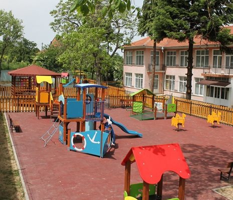 Една от реновираните детски площадки